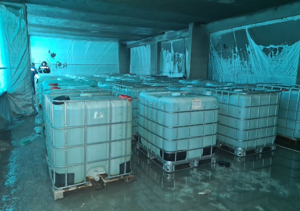 Full-scale floor slab load test using water-filled containers